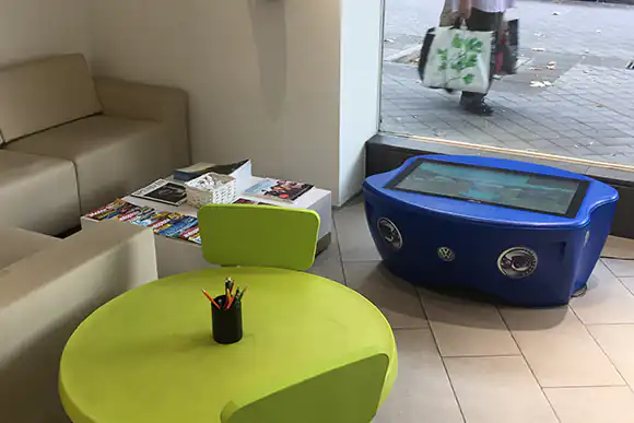 Mesa táctil interactiva infantil multiCLASS Kids Table Kids Corners en sala de espera