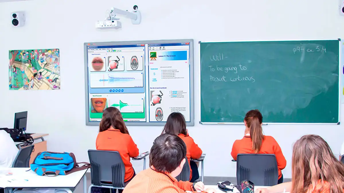 Pizarra digital interactiva tactil (PDI) con proyector para un colegio en educacion secundaria