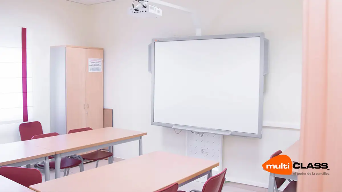 Instalaciones multiCLASS Board pizarra digital interactiva con proyector en colegio
